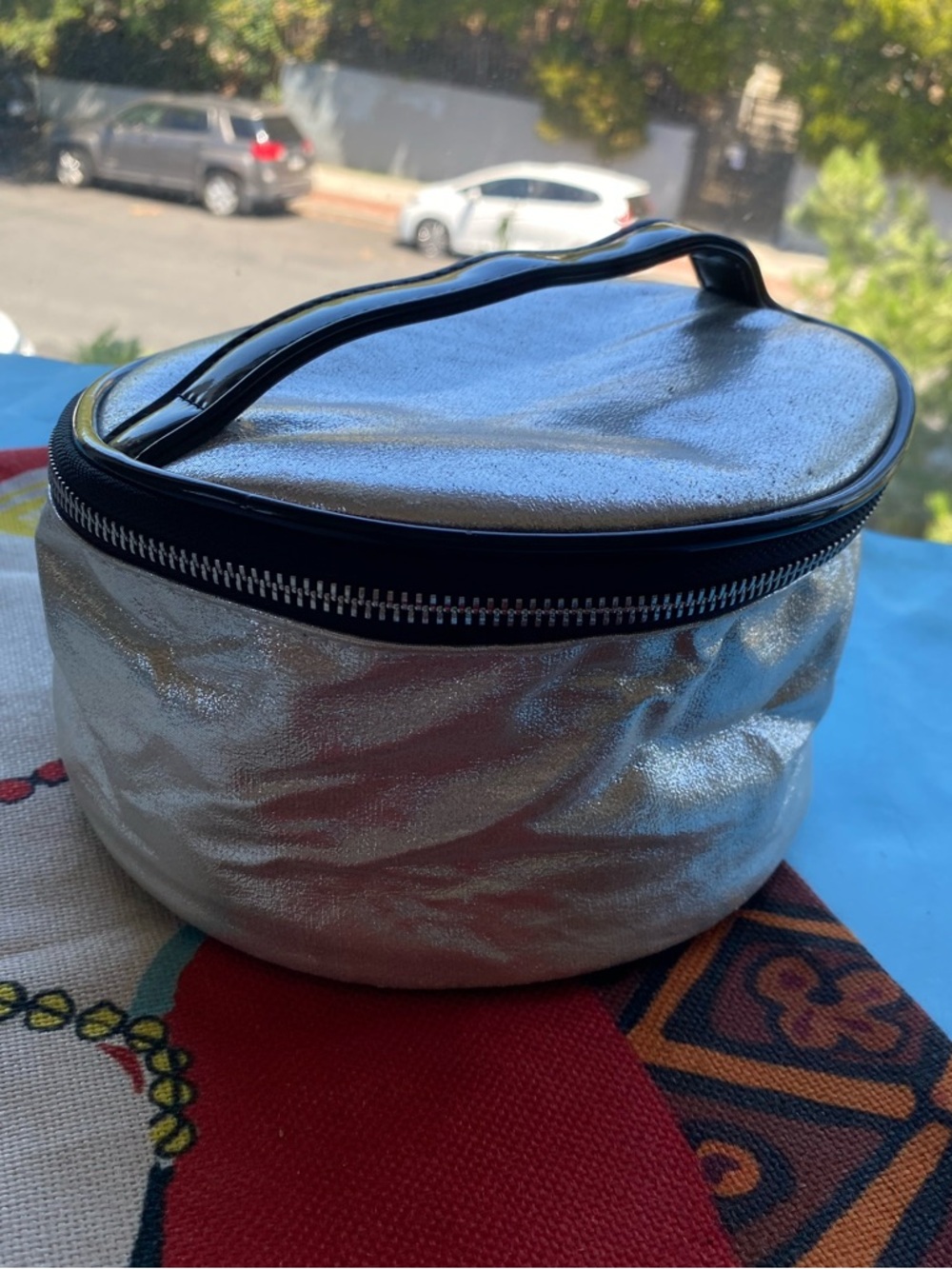 Under One Sky make.up carrier
